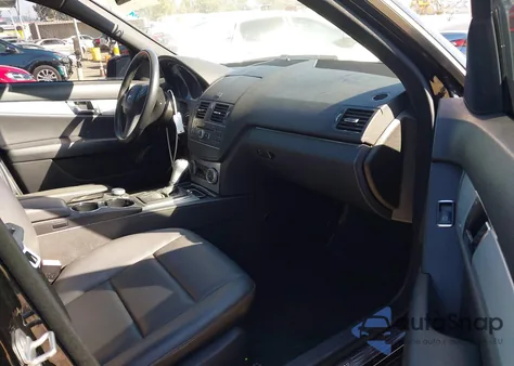 2011 Mercedes-Benz C 300 Luxury/Sport z USA, uszkodzony, nr VIN WDDGF5EB4BR178907